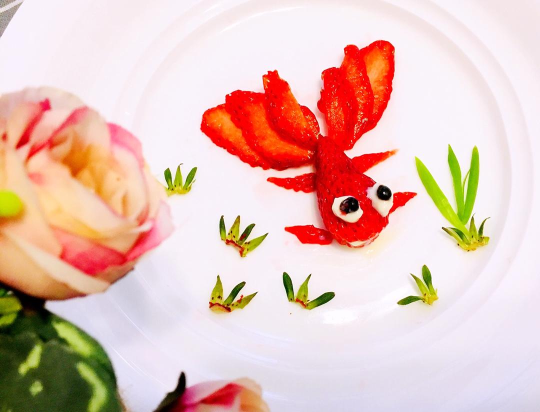 好好七饭做的金鱼(草莓创意摆盘)