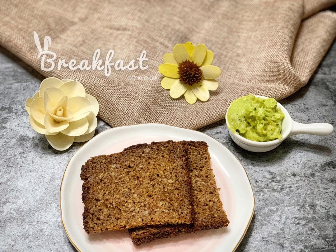 捷森黑麦面包变身香脆黑麦脆饼搭配清爽牛油果蘸酱（减肥期小零食）