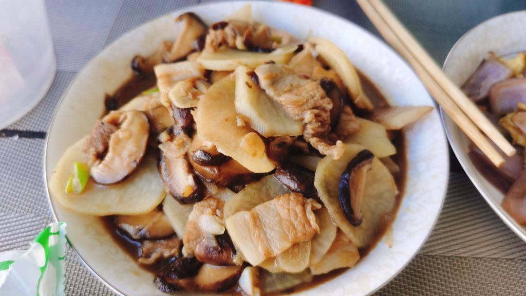香菇土豆炒肉片