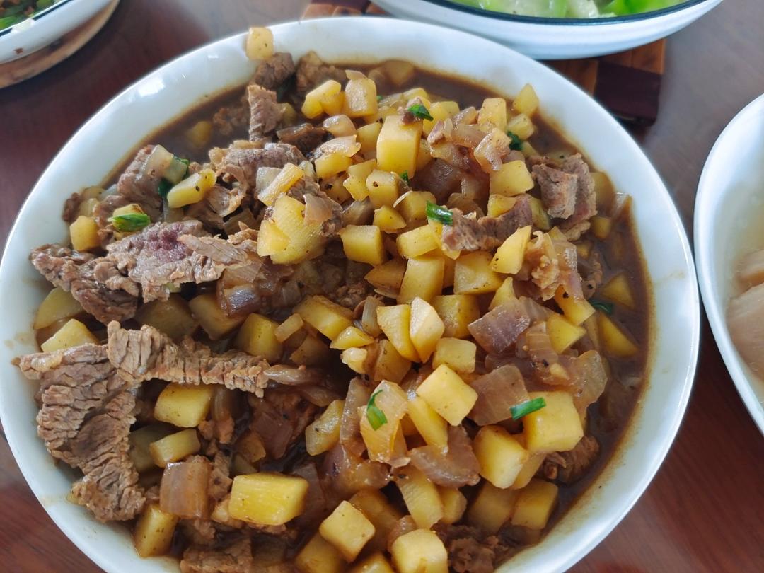 好吃到舔碗底的土豆肥牛拌饭