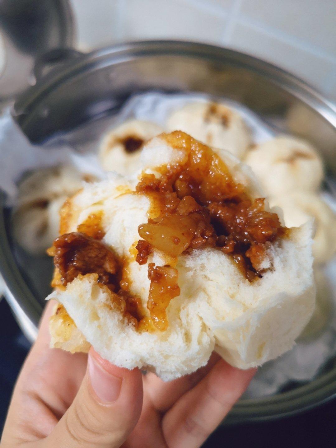 云朵般松软爆浆蜜汁叉烧包