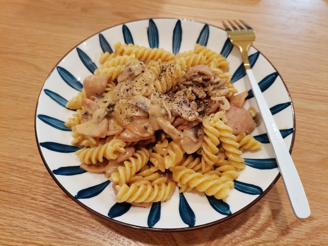 白蘑菇奶油培根意面