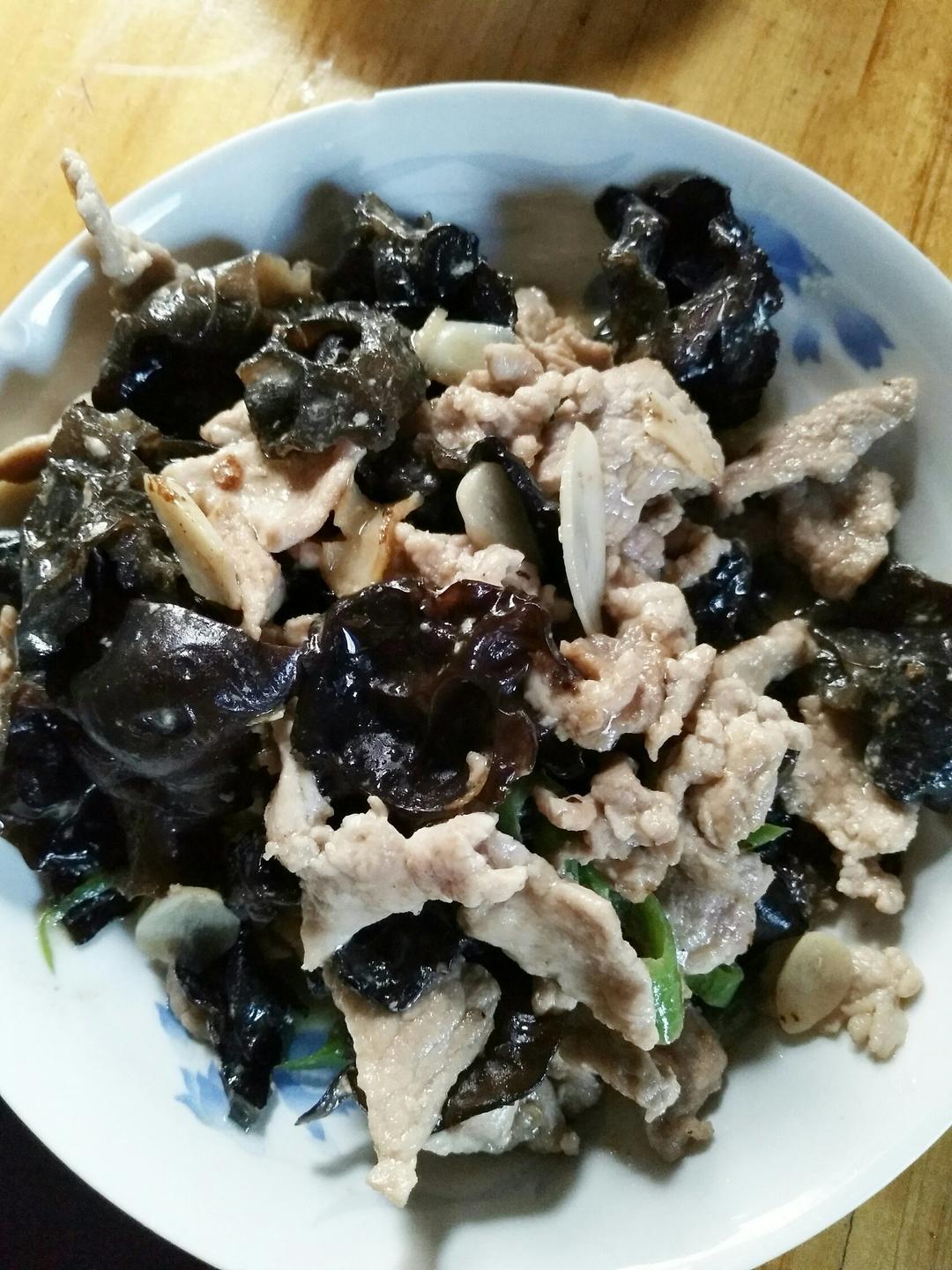 荨藌做的木耳肉片