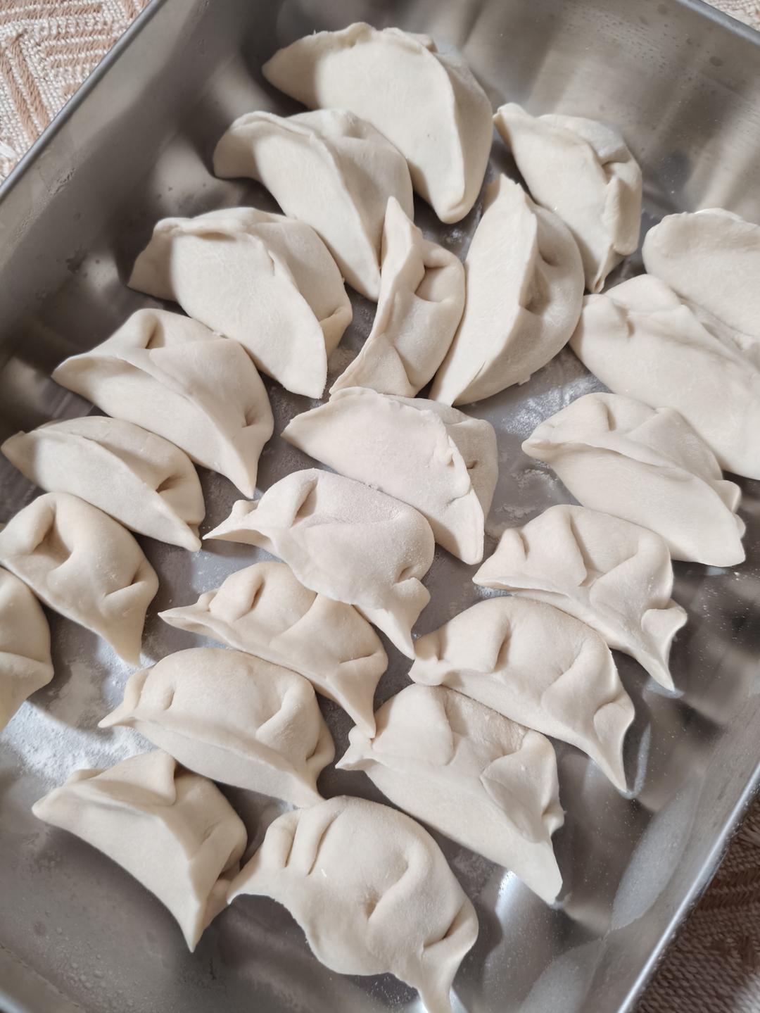 韭菜猪肉饺子(附擀皮和最简单的饺子包法)