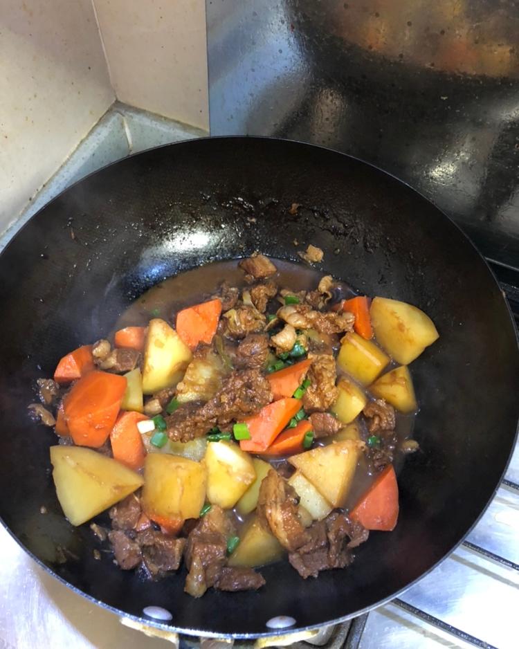 胡萝卜土豆～炖牛腩