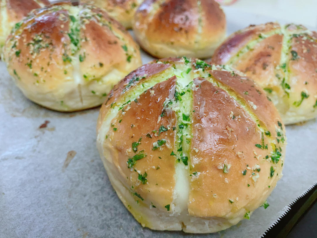 不用揉面！在家轻松搞定【蒜香爆浆奶酪包】