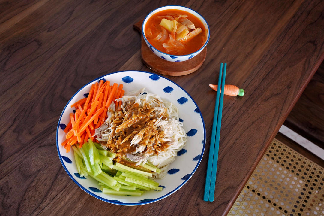 厨师长教你：“鸡丝凉面”的家常做法，味道好极了，先收藏起来