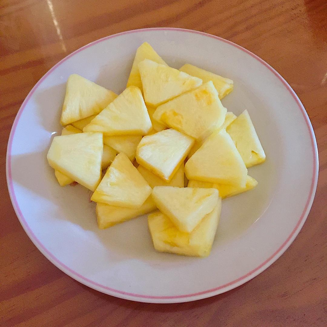 不到两分钟，切好一整个菠萝（独家）