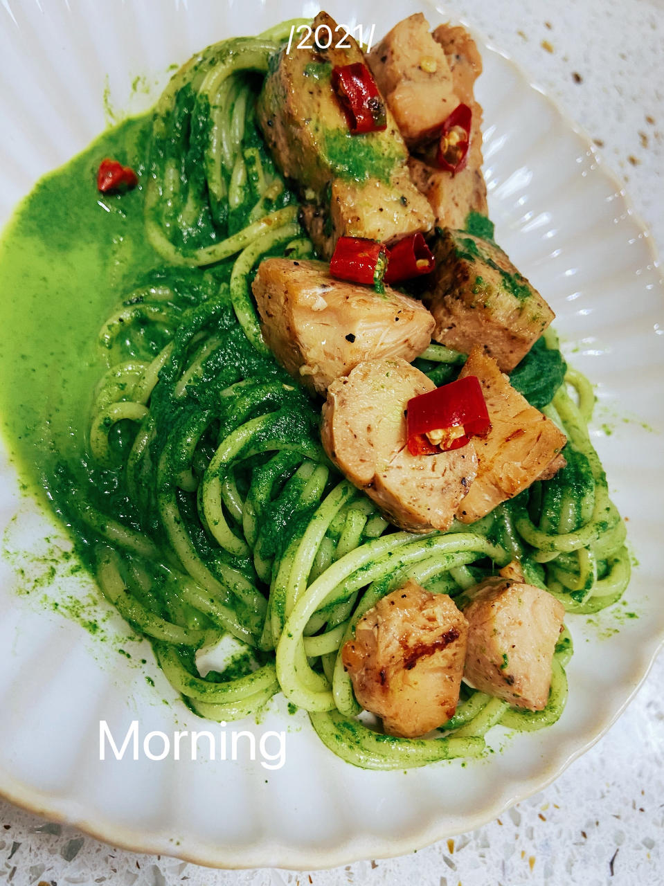 啥也不说了！太好吃啦！闷头三口两口就吃完——菠菜绿芥末奶酪青酱辣鸡肉意大利面