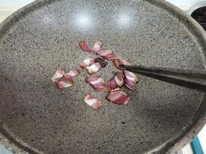 超简单下饭湘味菜-烟熏腊肉炒蒜苔的做法 步骤3