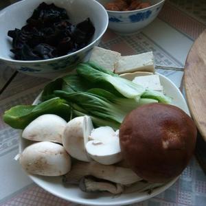蔬菜丸子砂锅的做法 步骤3