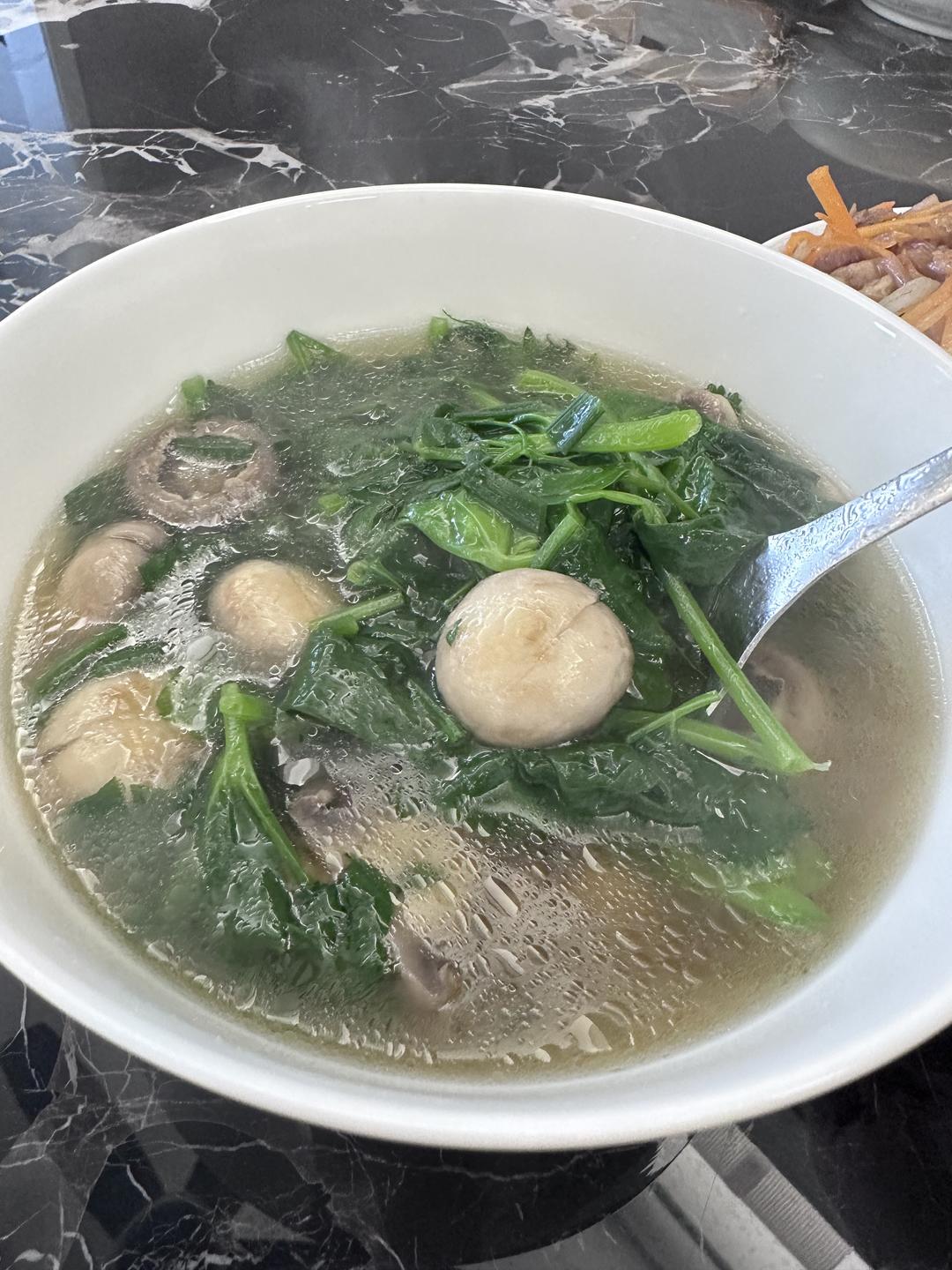 明明是素汤 却鲜得像鸡汤一样的「口蘑汤」