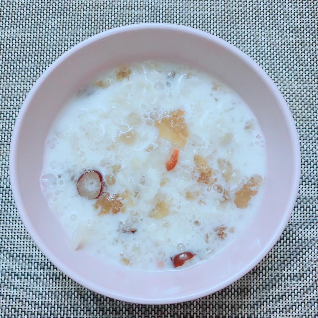 桃胶雪燕牛奶羹