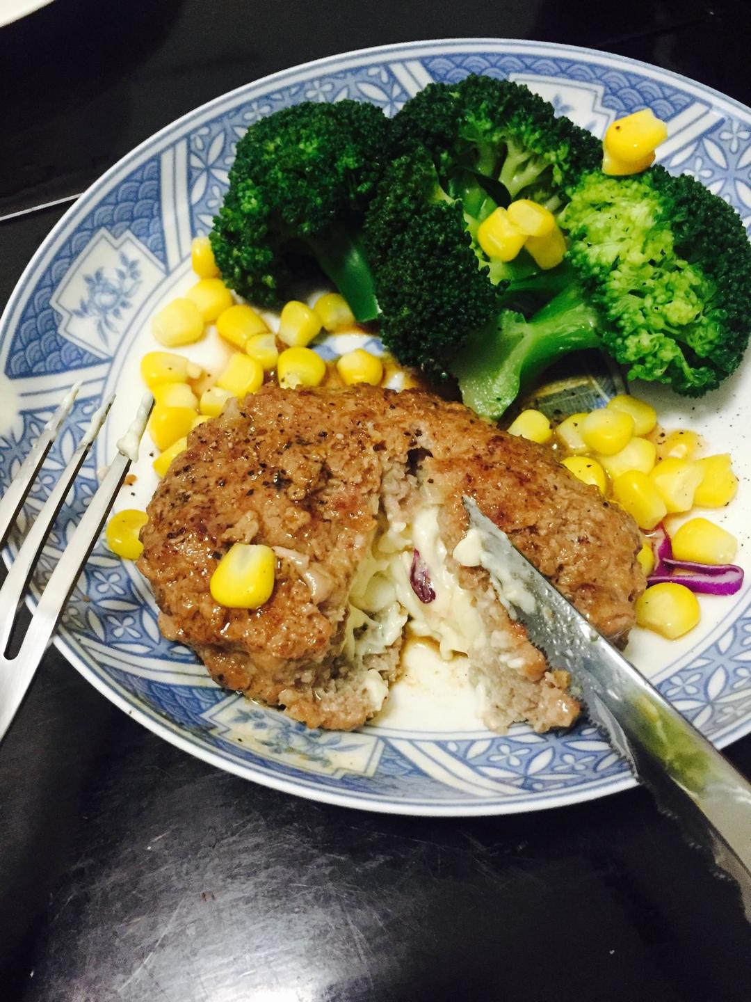 可以治愈肉控和奶酪控的流心牛肉汉堡