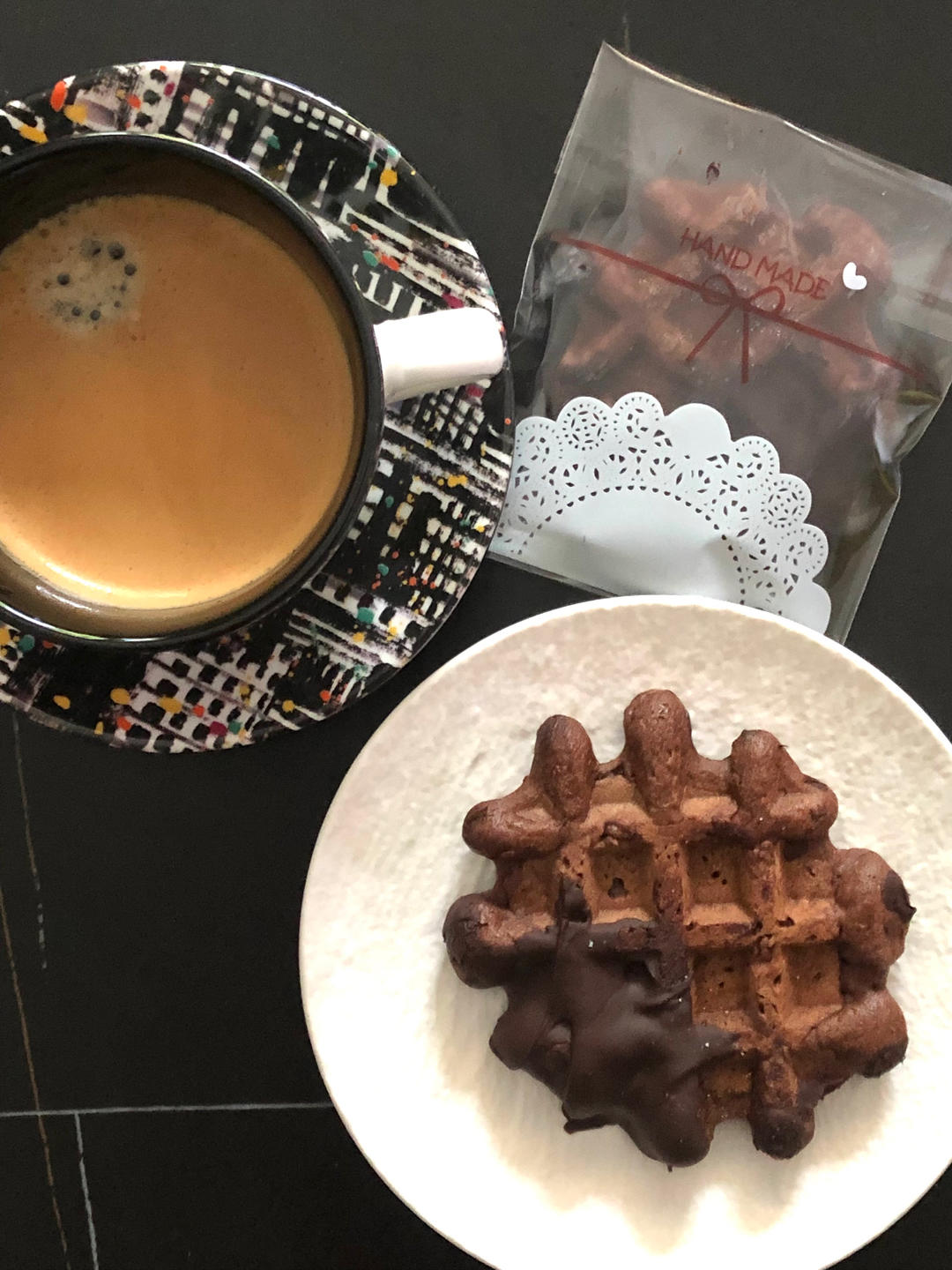 周末的早午餐！浓厚巧克力华夫饼