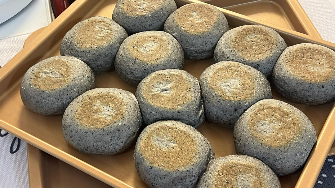 把吃不完的汤圆做成面包，竟然拉丝又爆浆！