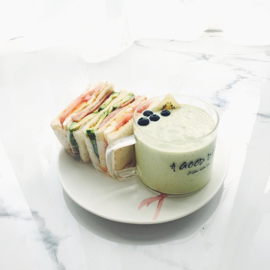 牛油果香蕉奶昔