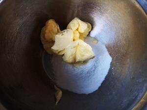 酥皮金沙奶黄月饼的做法 步骤9