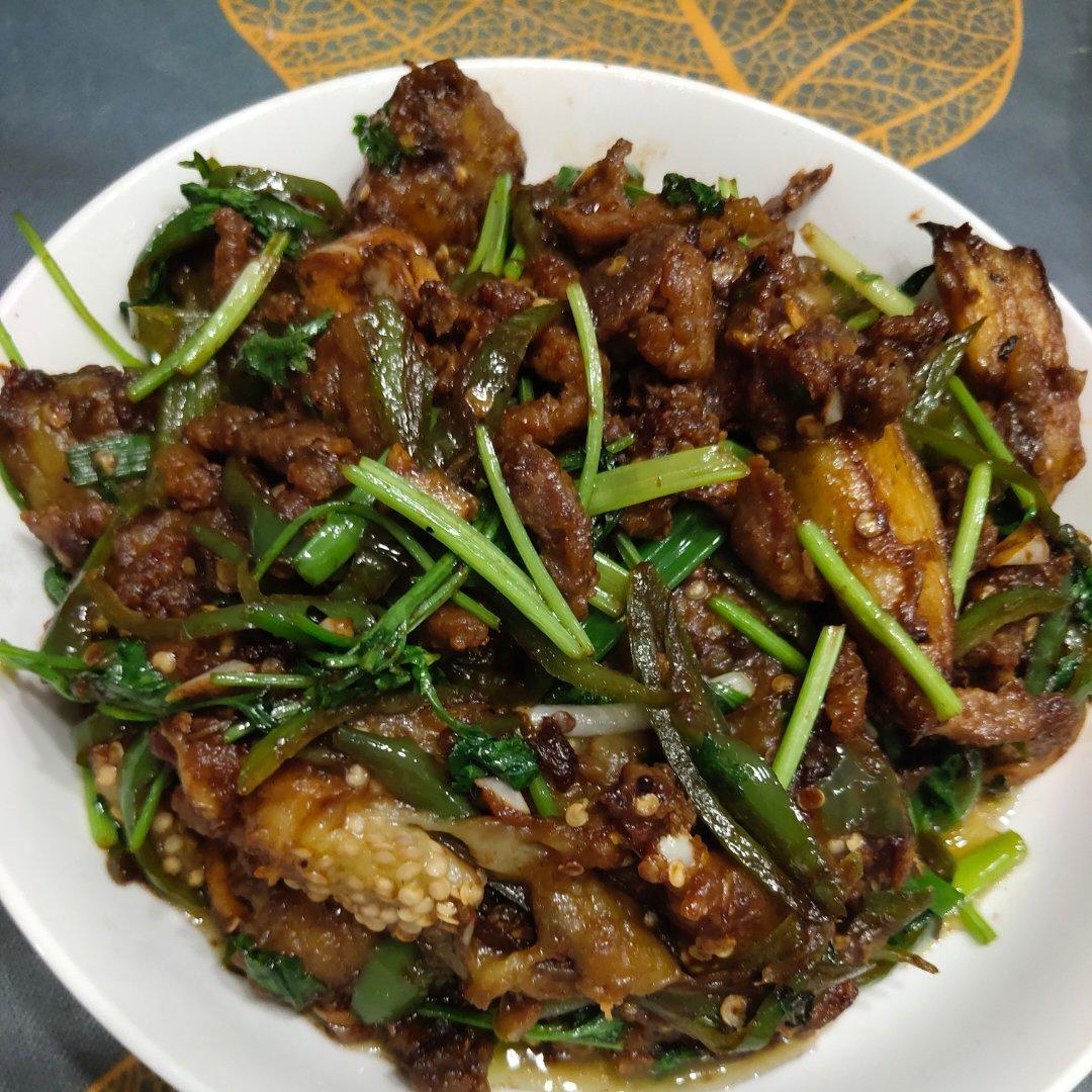 肉段烧茄子！东北菜的精髓：黢黑、稀neng、胶黏、齁咸、好吃
