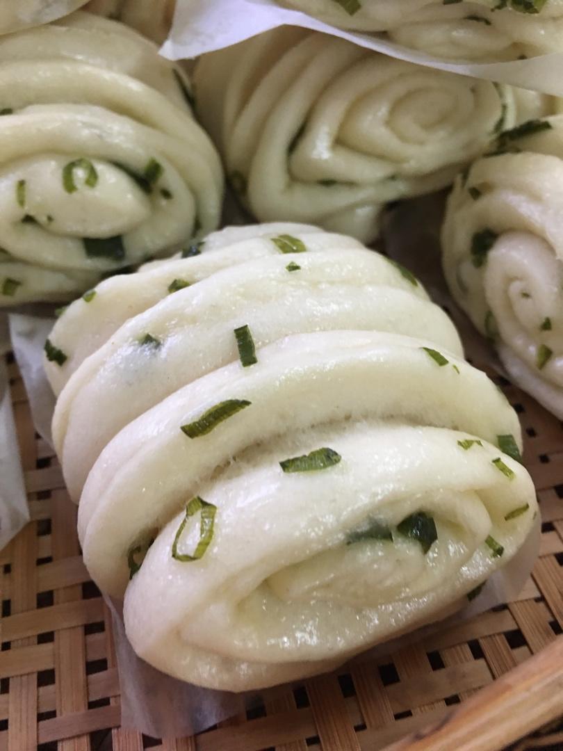 爱捣蛋的菲菲做的传统的葱油花卷