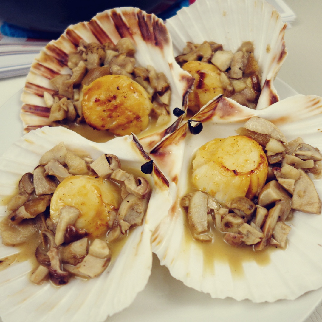 煎扇贝配小蘑菇