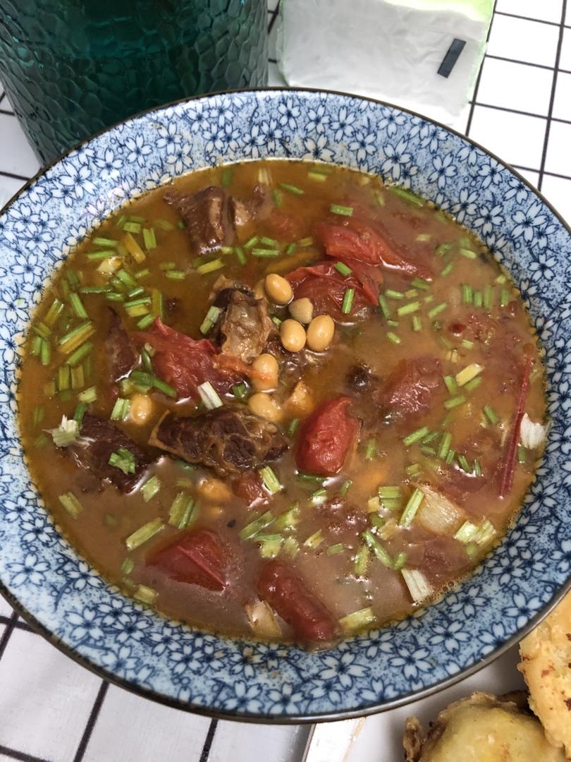 汤浓肉嫩的番茄牛腩，牛腩软烂秘法