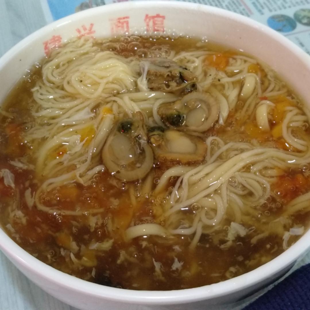 这碗起码6,7个扇贝的面条只要人民币3元,突然觉得蓬莱人民好幸福