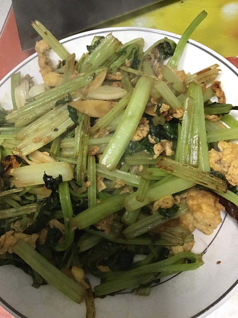 芹菜炒鸡蛋(超级简单的快手菜呀~)