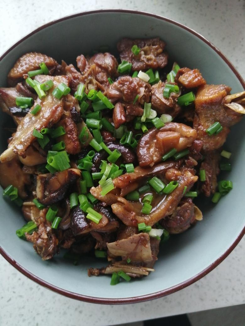 啤酒鸭炖香菇的做法