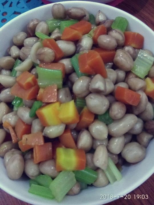 凉拌芹菜花生米胡萝卜