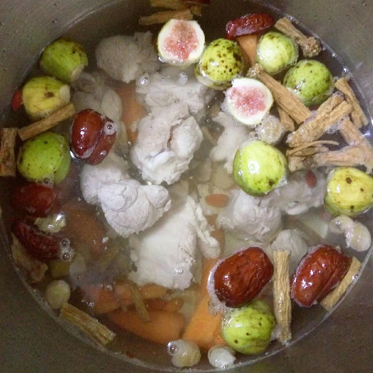 广式靓汤-无花果猪腱肉汤的做法 步骤4