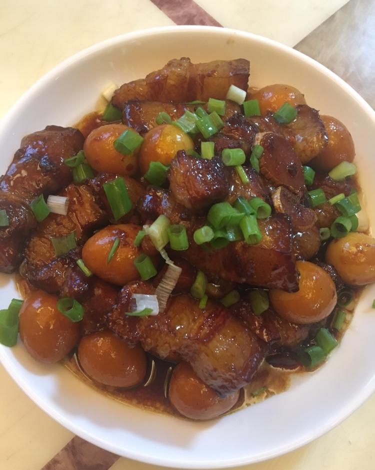 加了鹌鹑蛋后，这盘红烧肉，美味的逆天啦——鹌鹑蛋烧肉（孔瑶食谱）