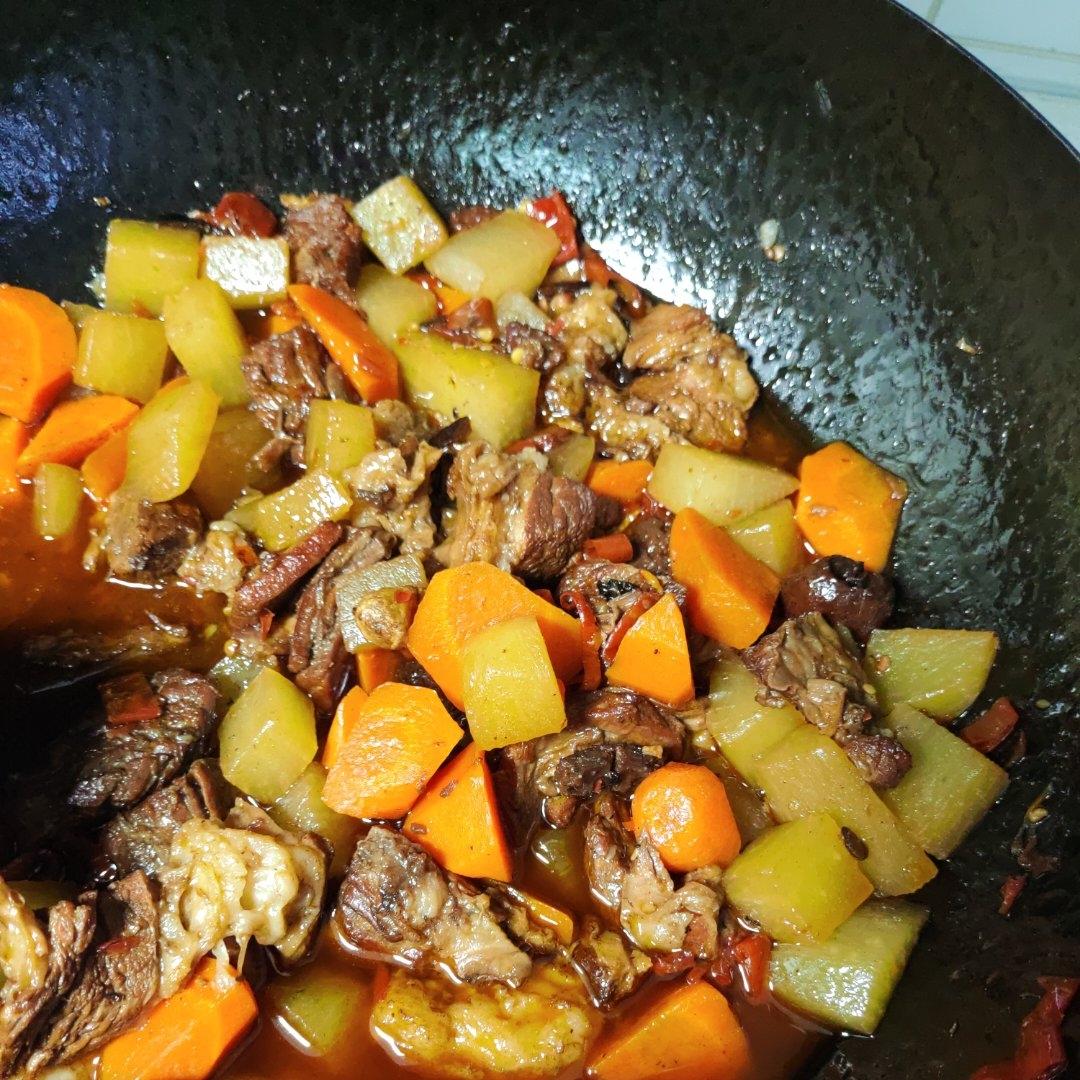 厨师长教你：“萝卜烧牛肉”的川味版做法，肉香四溢软烂入味