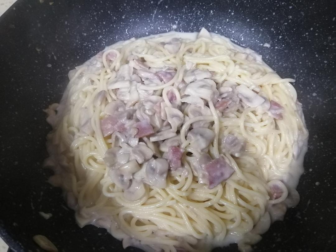奶油培根蘑菇意面的做法