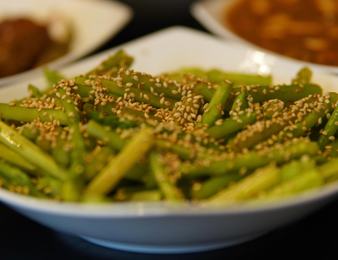 属于夏天的凉爽快手菜——芦笋拌芝麻