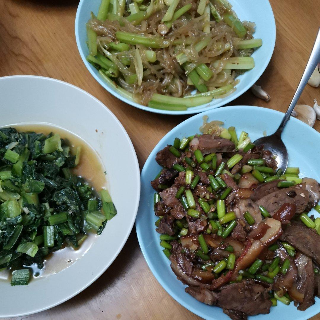 蒜苔炒猪头肉