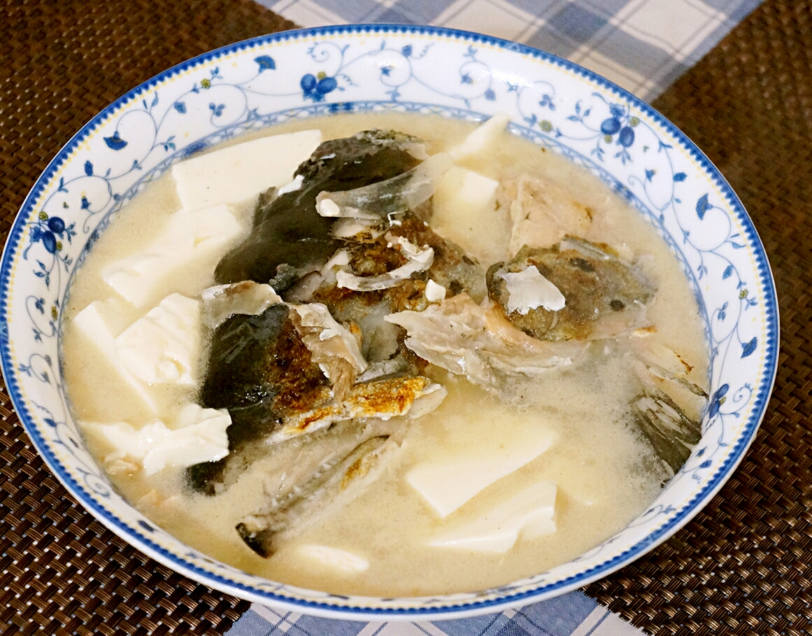 三文鱼头/鱼骨豆腐汤的做法