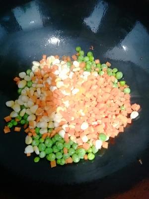 宝宝最爱的五彩缤纷肉沫玉米豌豆胡萝卜粒的做法 步骤6