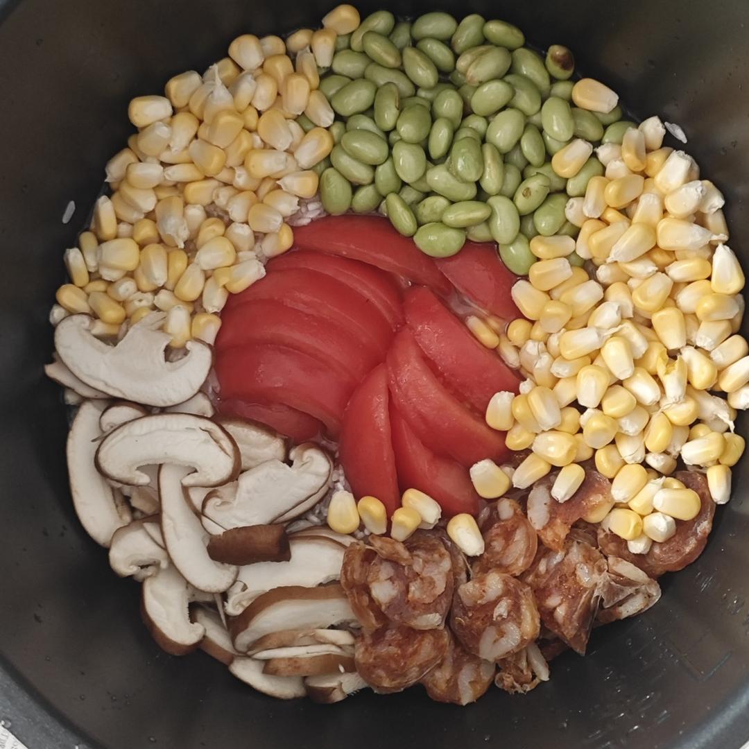 懒人电饭煲网红西红柿香肠腊肉饭