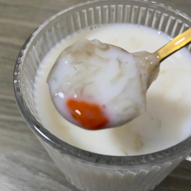 牛奶银耳红枣枸杞羹的做法