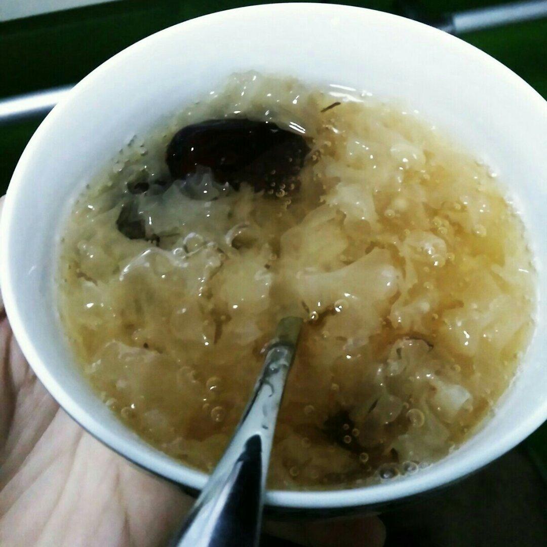 冰糖银耳红枣汤