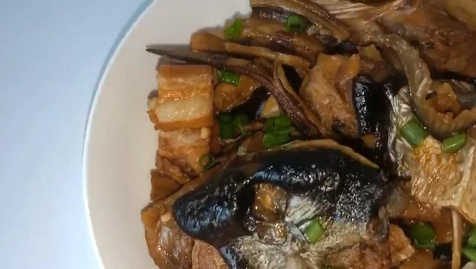 五花肉炖河豚鱼干