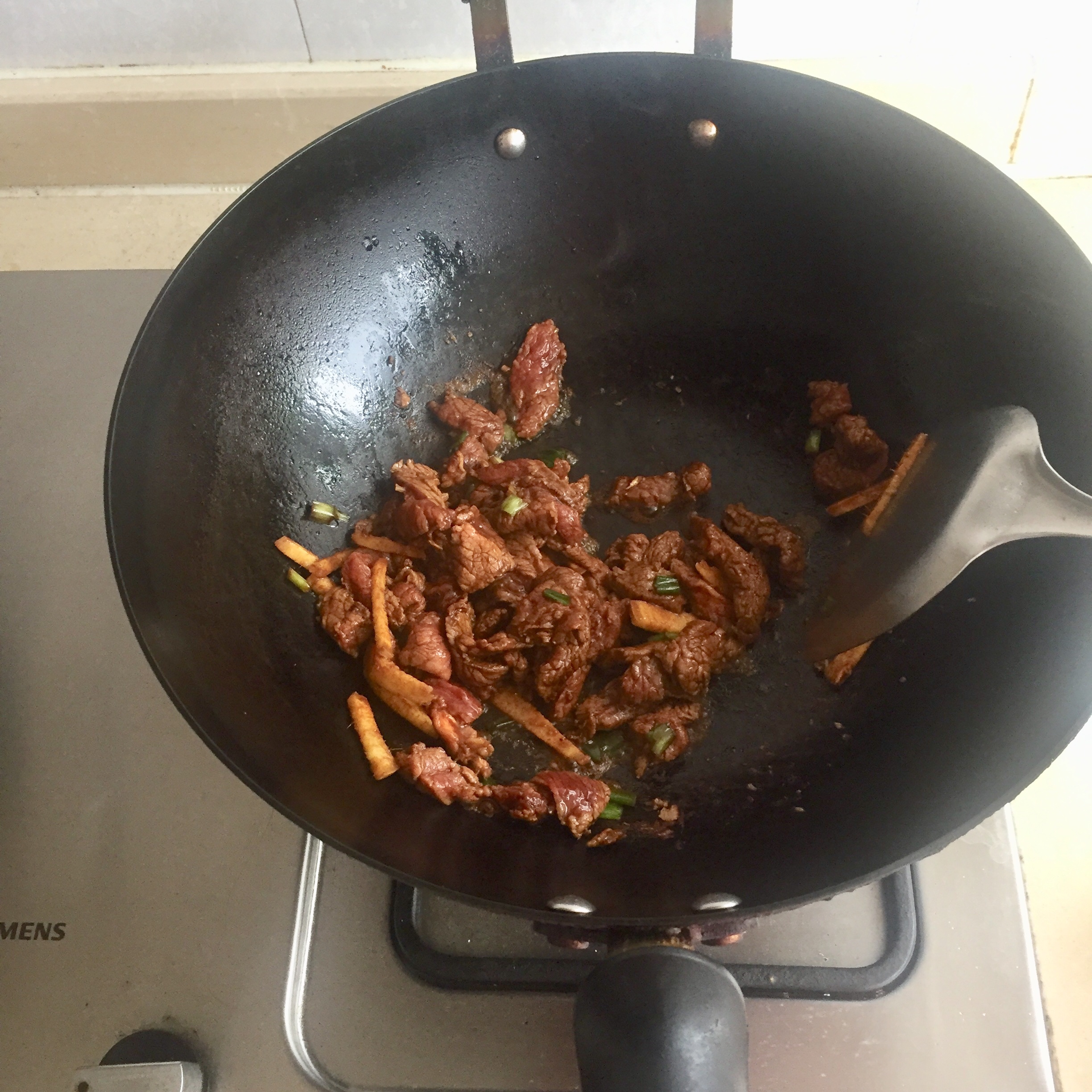 瞎凑合的莴苣牛肉的做法 步骤3