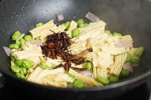 蚕豆腐竹炒鸡枞的做法 步骤7