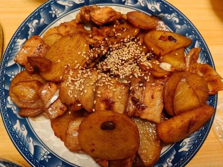 五花肉干煸土豆片