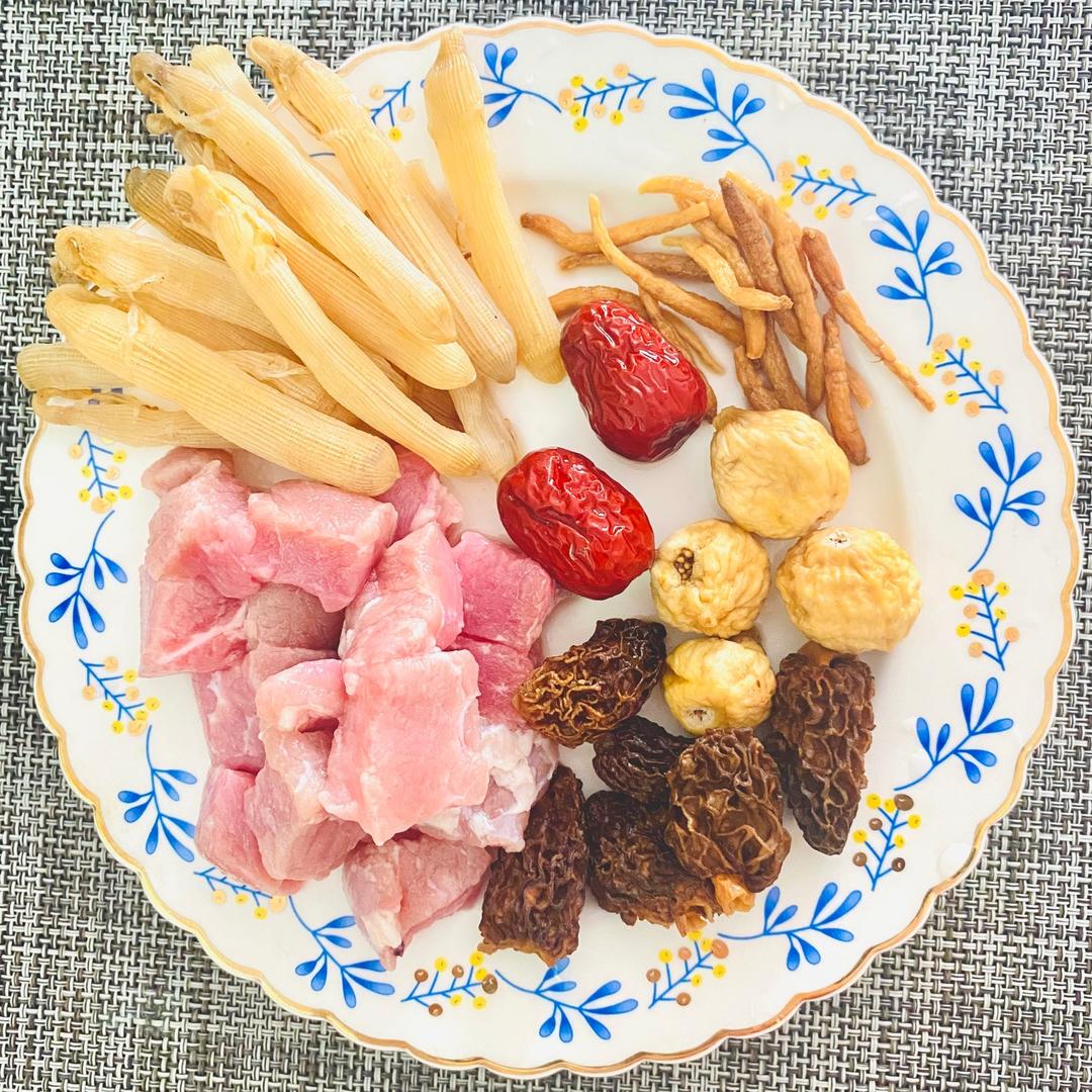 瘦肉、沙虫干、羊肚菌、太子参汤