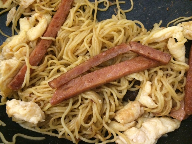 香肠鸡蛋炒面