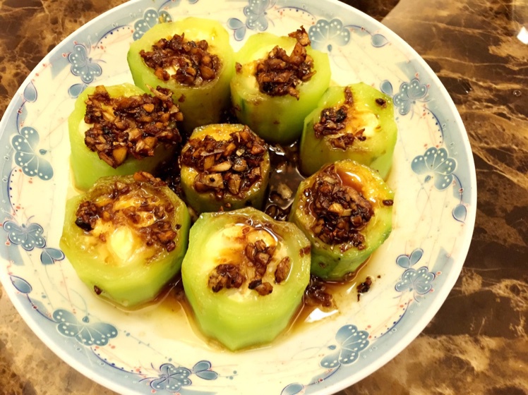 只需要五分钟就可以的美味蒜蓉蒸丝瓜