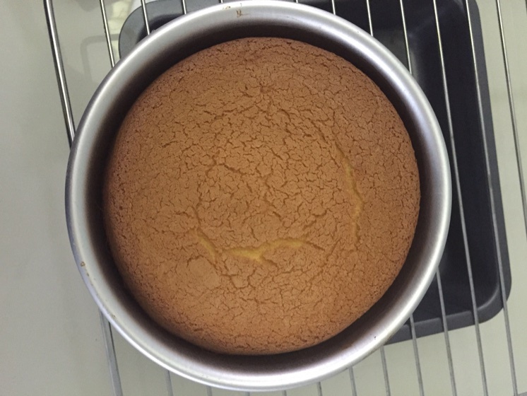 超简单完美戚风蛋糕（6寸2蛋）附打发、翻拌、脱模视频