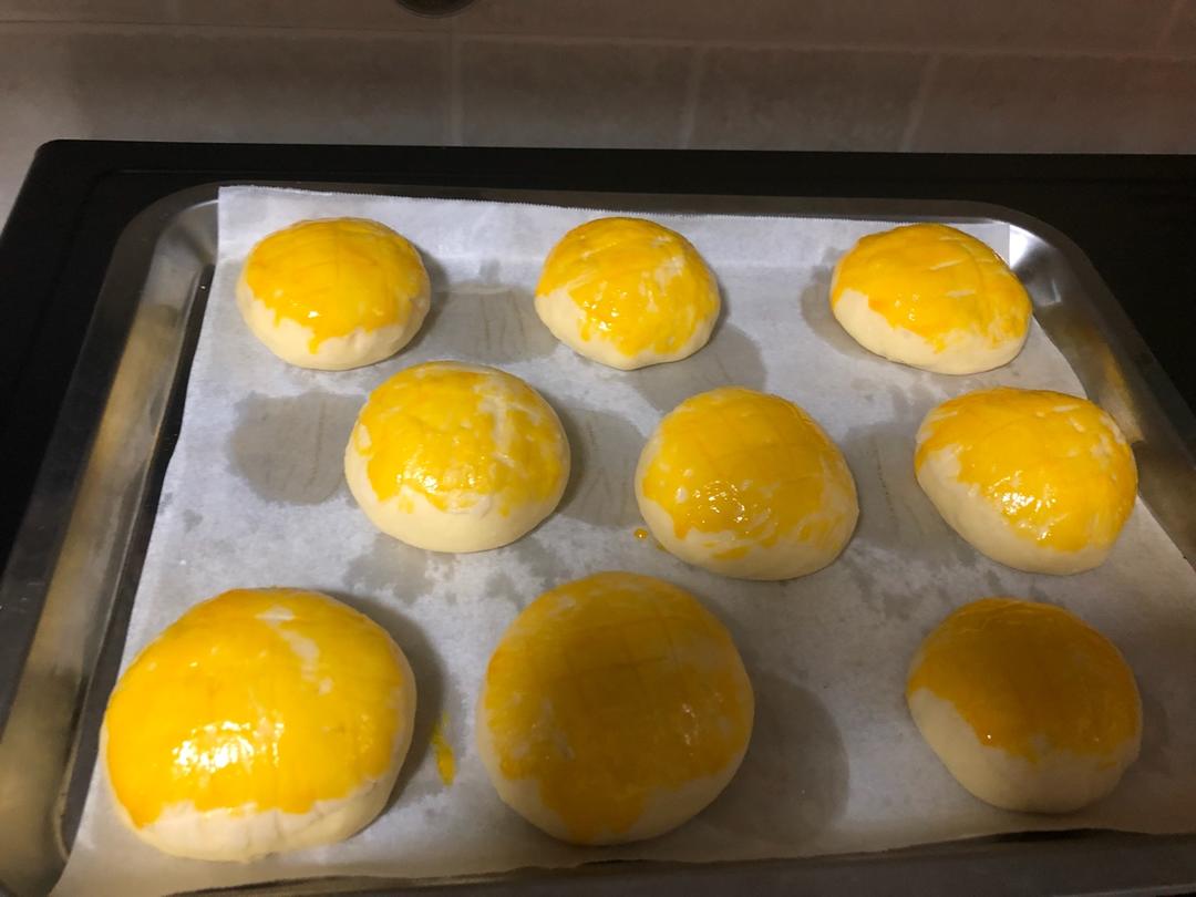 好吃到炸裂的港式菠萝包（附带制作酥皮的小视频）